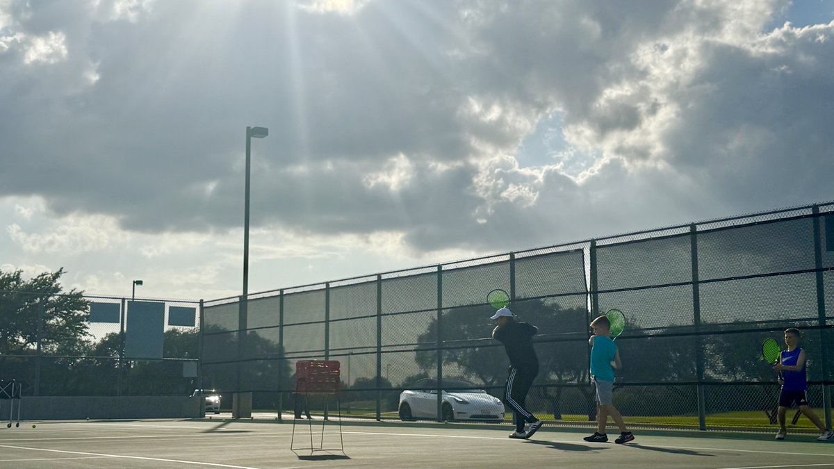WeatherMegan's tweet photo. Wild winds with clouds building over tennis practice yesterday with my twins. #txwx #topspinatx https://t.co/8g5gC9e7iJ