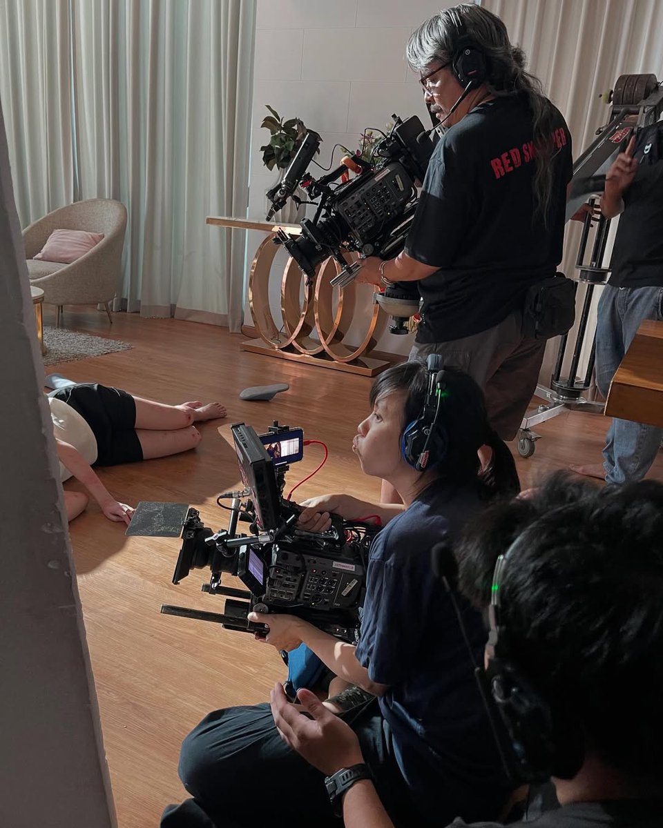 zeroes_udon's tweet photo. 🎥 The visuals of #MoonshadowSeries are in great hands. DOPs Tanai Nimcharonepong and Weeranuch Laometakone are frequent collaborators of P'Fon, the duo also brought us the cinematography of "Us".

It just feels right that P'Fon’s dream team includes a woman behind the camera.✨ https://t.co/jfs7nKc9m2