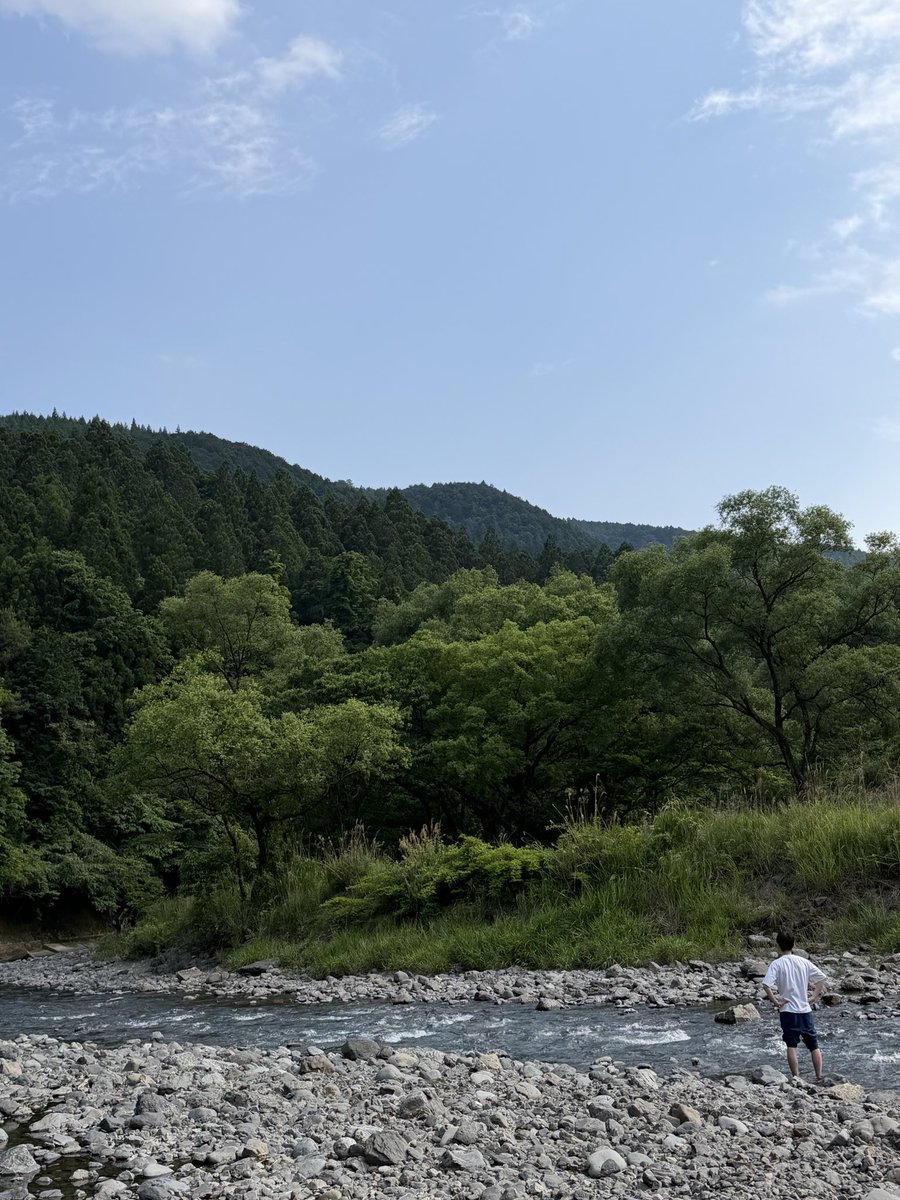campHIRO29's tweet photo. プラネタリウムはテント内で使用すると外が映えると初めて知りました。
38灯は素敵です。
管理人からピザの差し入れ、最高でした。
友人が川で黄昏ています。
#春野てんぐキャンプ場
#プラネタリウム
#キャンプ飯
#林間キャンプ場
#キャンプ好きと繋がりたい https://t.co/tmMaR7fIhK
