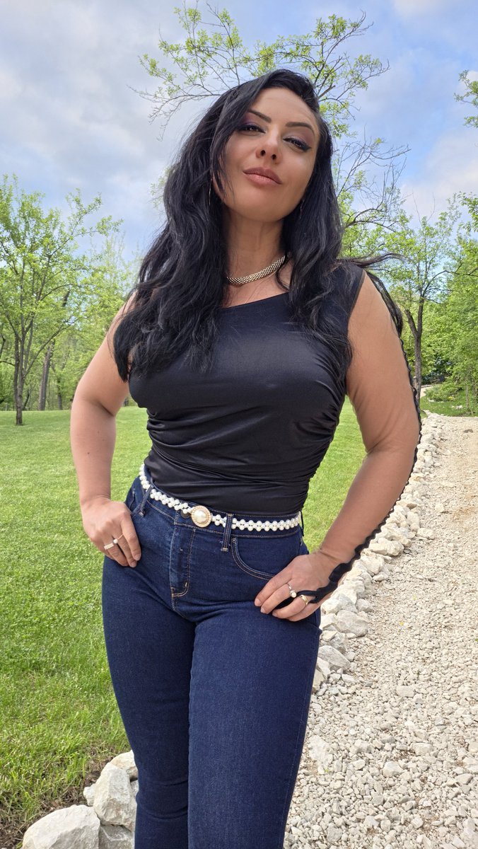 Ezada Sinn (safe to browse at work) tweet media