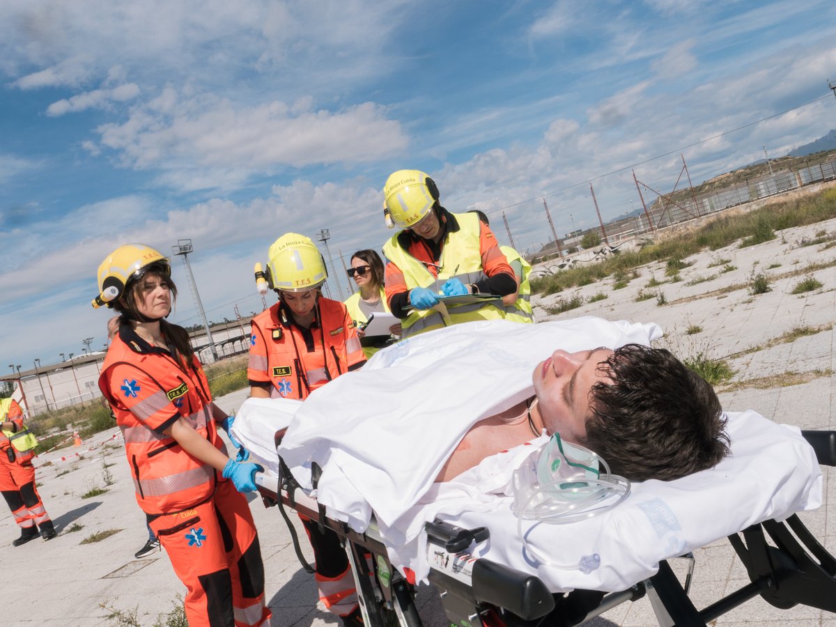 riojasalud's tweet photo. 🚑 El Servicio Riojano de Salud coordina un simulacro de incidente con múltiples víctimas en el que han participado más de 60 personas.
ℹ️ https://t.co/AIdkCcbmWC https://t.co/FL7zOvpnfE