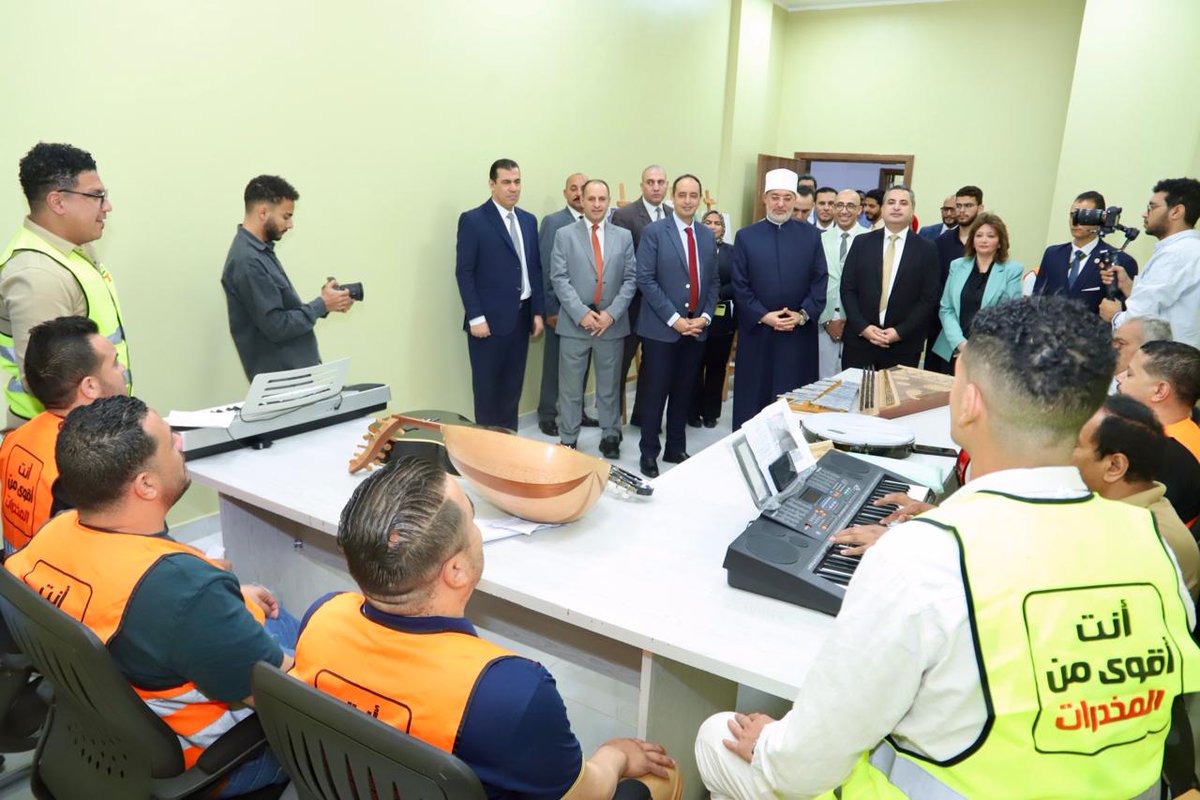 drugcontrol1's tweet photo. في إطار تنفيذ الاستراتيجية القومية لمكافحة المخدرات والحد من التعاطي والإدمان والتي تم إطلاقها تحت رعاية فخامة السيد /رئيس الجمهورية
مفتي الجمهورية ومدير صندوق مكافحة الإدمان يوقعان بروتوكول تعاون لتعزيز الجهود في مواجهة تعاطي المواد المخدرة
إدراج وحدة تدريبية حول مخاطر الإدمان https://t.co/11jxK4bk0k