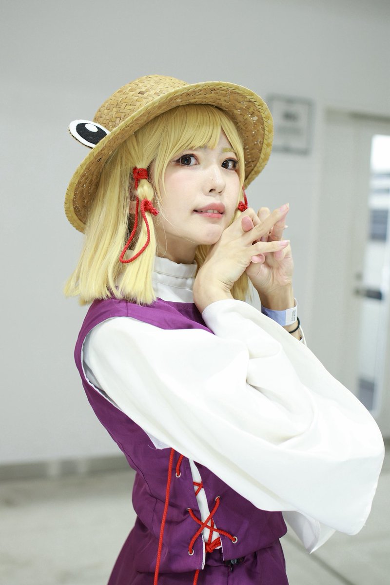 cure_ofuton's tweet photo. ⚠︎コスプレ/cosplay⚠

東方Project　洩矢諏訪子

かえるの手を作ってるオフショと、完成したかえるの手！

📷友紀さん(@yuuk70423 )

#例大祭コスプレ https://t.co/zvdFpyptJv