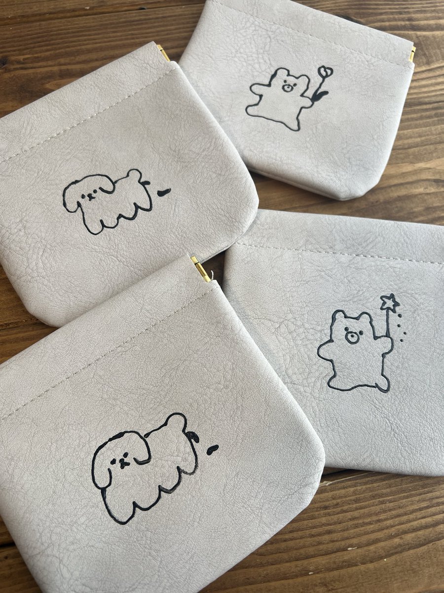手描きグッズちびちび。 ※数年前に購入した 無地ポーチたちがまだ山