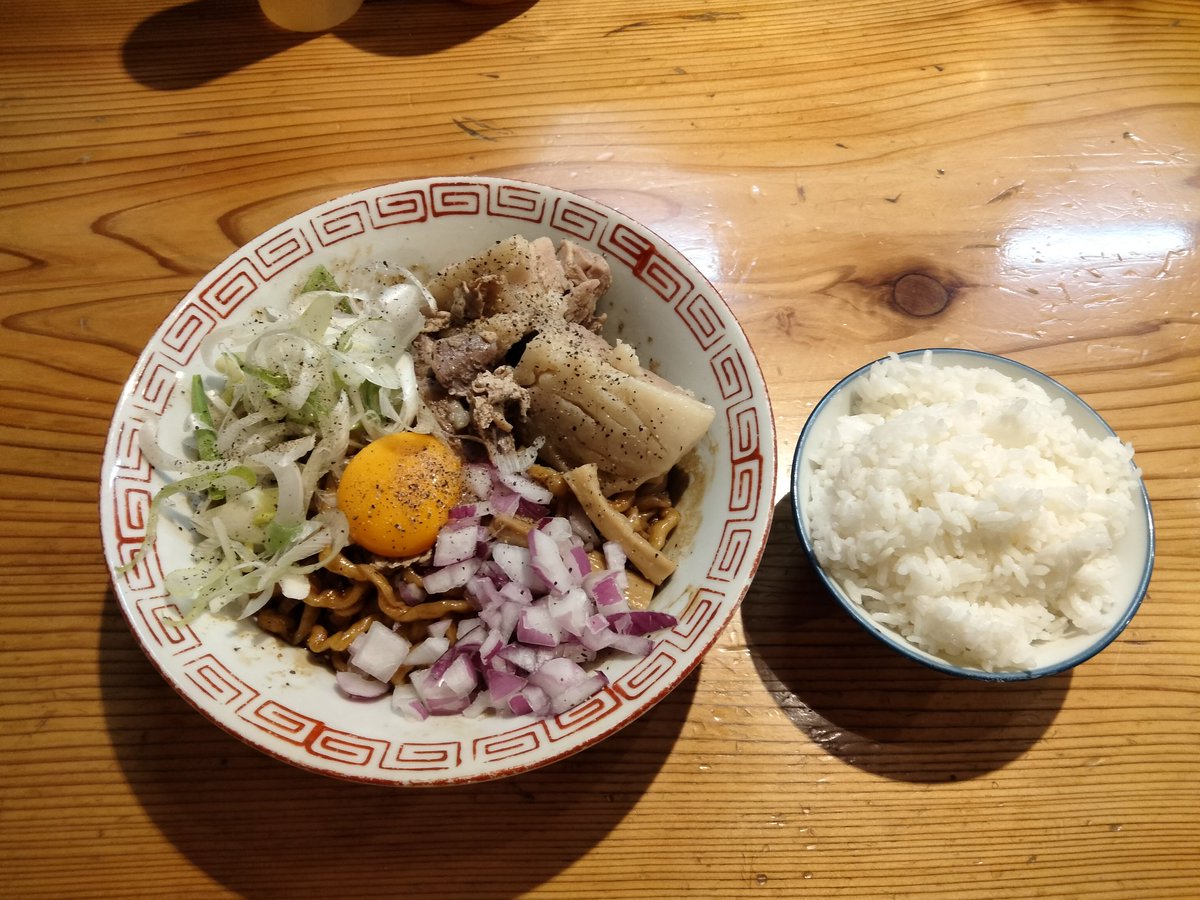 Loveit_project's tweet photo. 自家製麺うろたさん

今日の限定中華風油そば美味かったなぁ…！
パンチある塩味なんだけど麺が美味すぎてズバズバ啜れちゃう。
肉増しにしたのでこれは白飯必須だろうと予想してこれがジャストマッチ！
めちゃくちゃ好みの油そばでした！
ニンニクとか足せたら最高だったかも。

ご馳走様でした！ https://t.co/t0qKbH7GlC