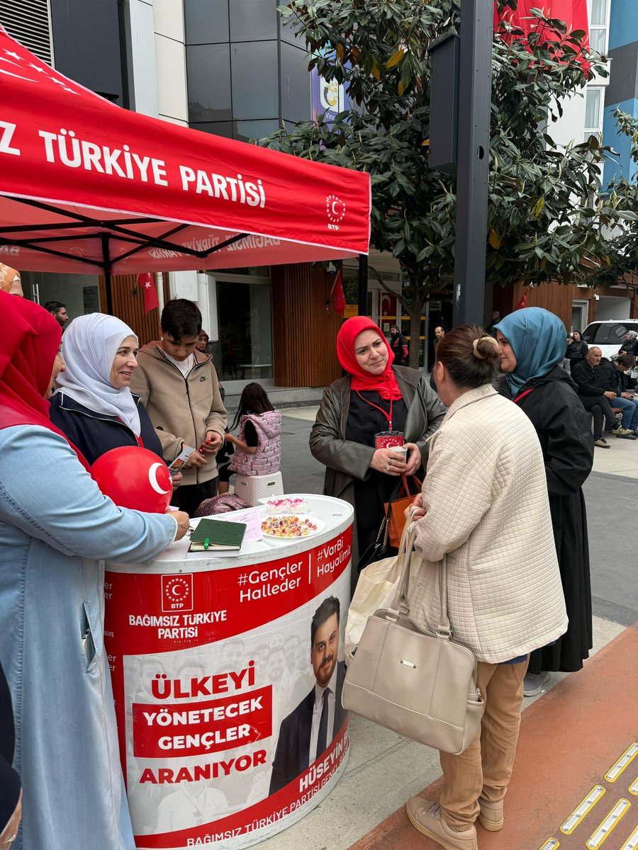 btp_trabzon's tweet photo. Trabzon Meydanda 19 Mayıs vesilesiyle organize ettiğimiz anma ve kutlama programımızı halkımızın yoğun ilgisi ve katılımıyla beraber gerçekleştirdik! 🇹🇷

#19Mayıs #GençlikveSporBayramı https://t.co/h478gtDigH