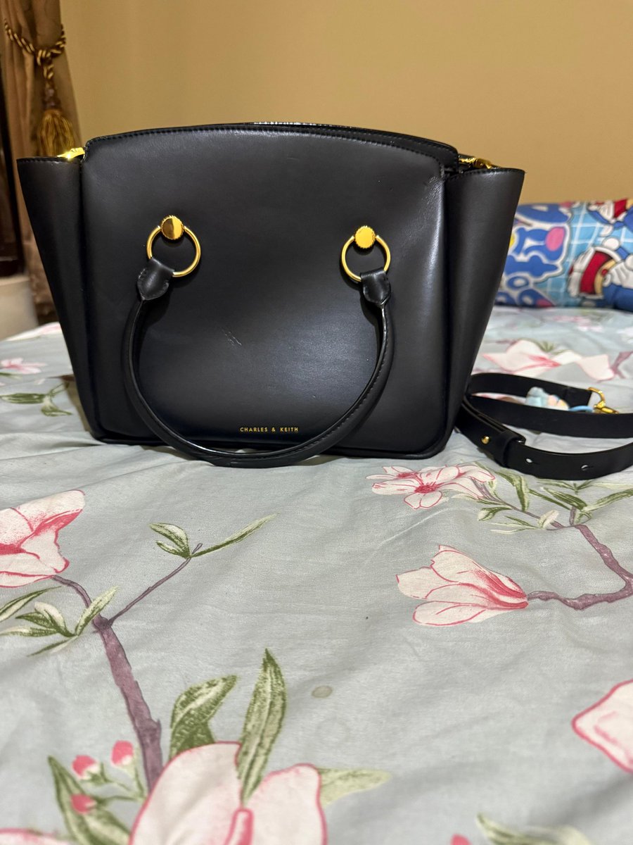 cupcakefaraha's tweet photo. WANT TO SELL Charles and Keith bag, ada minus sedikit kaya difoto yaaa
harga beli 1,5 jt 
harga jual 900rb nego tipis, boleh tanya tanya dulu aja di dm https://t.co/ARRmcnrHGG