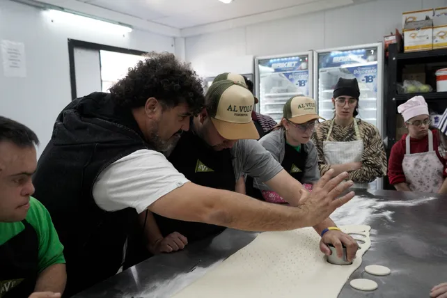 EscapeNoticias's tweet photo. Nicolás Mastroberardino, titular de Al Volo: "Con mi grupo de trabajo pensamos en capacitar chicos con discapacidad y le dábamos trabajo. Hoy tenemos 4 chicos de estas capacitaciones trabajando con nosotros" https://t.co/2swrRE9PZD