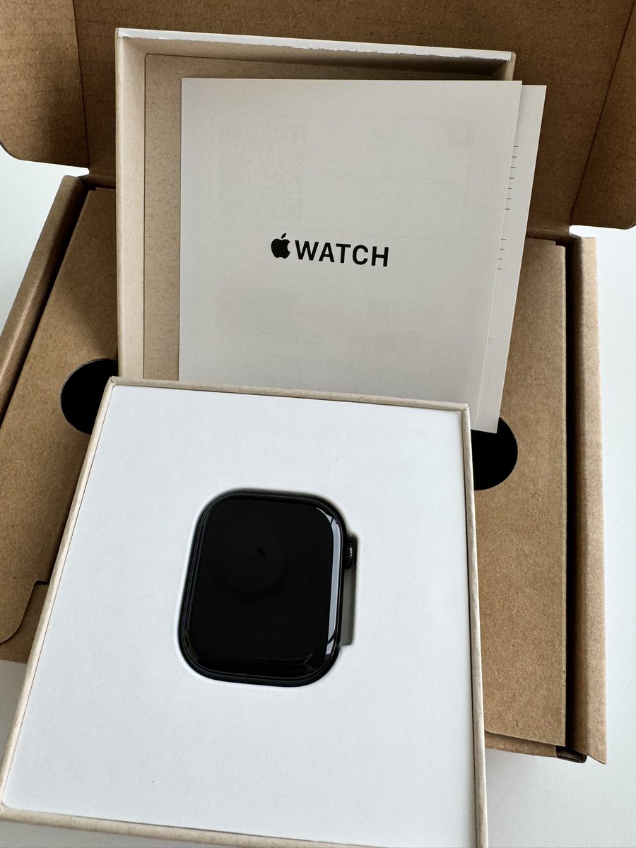 iHTCboy's tweet photo.  Watch S10 亮黑色翻车后继…

Apple Watch S10 符合“免费换新”

免费换新下车！

补充说明：
1. 过保修期的，换新也是没保修期。
2. 换新的手表 watchOS 26，要求iOS 26，要用旧系统手机的要注意一下
3. 整过流程，从申请到更新，7天时间（没表带）

其它参考上一条post https://t.co/YDtRDyk4Ta