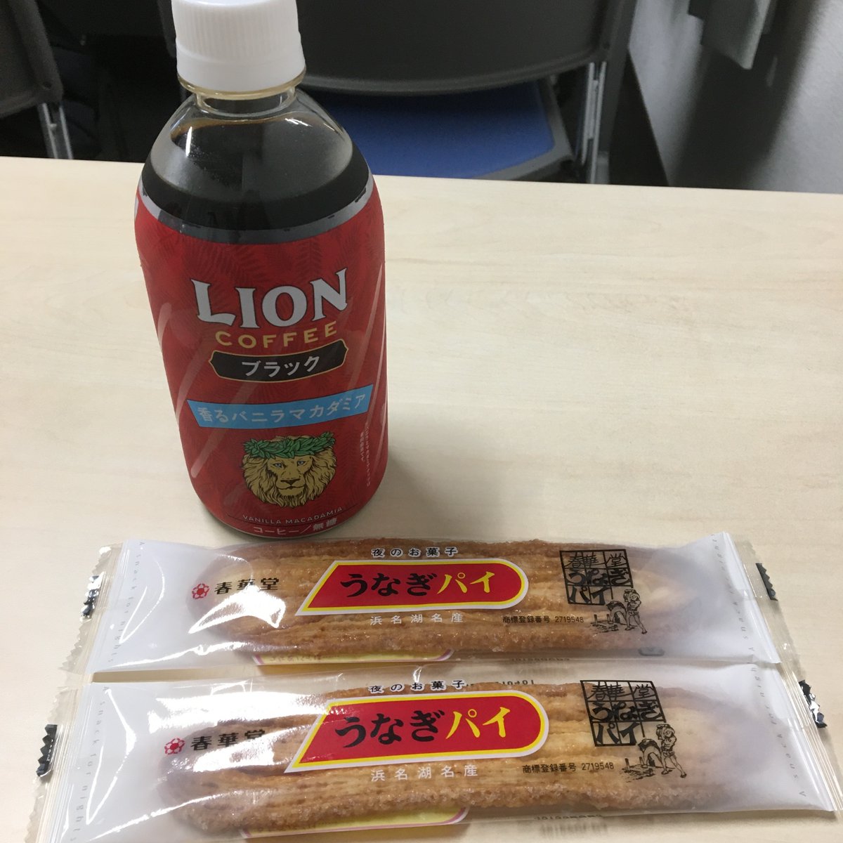 ridecore2017's tweet photo. 全社員mtgのおやつ
こんばんは、もぐもっぐです
先日の全社員mtg時のおやつ
うなぎパイはお土産でもらいました
久々に社員全員そろいました！
#今日のおやつ
#SES企業
#システム開発エンジニア募集 https://t.co/PW127LMI20