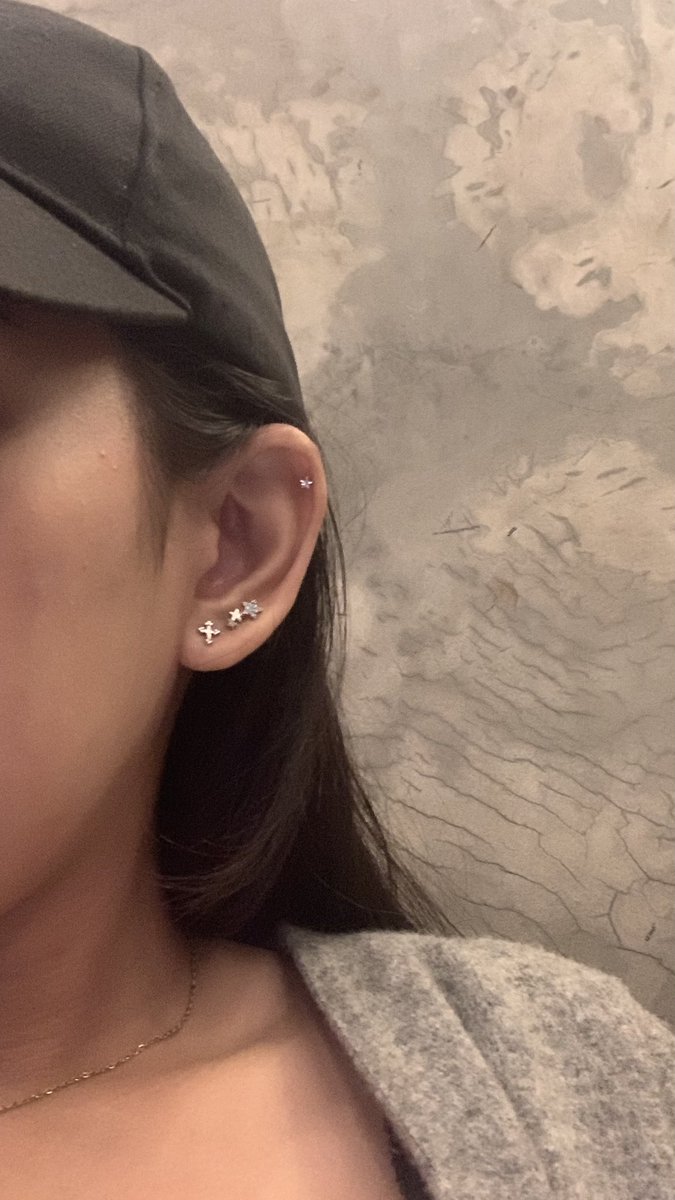 geminieo's tweet photo. saking udah stressnya, dan ditanya kaka
gue mau hadiah ulang tahun apa. akhirnya gue jawab “mau piercing helix” ☺️

untung diacc, at least rasa sakitnya bikin lupa sama pain yang lain ☺️✋🏻 https://t.co/MoUyU7pq7h