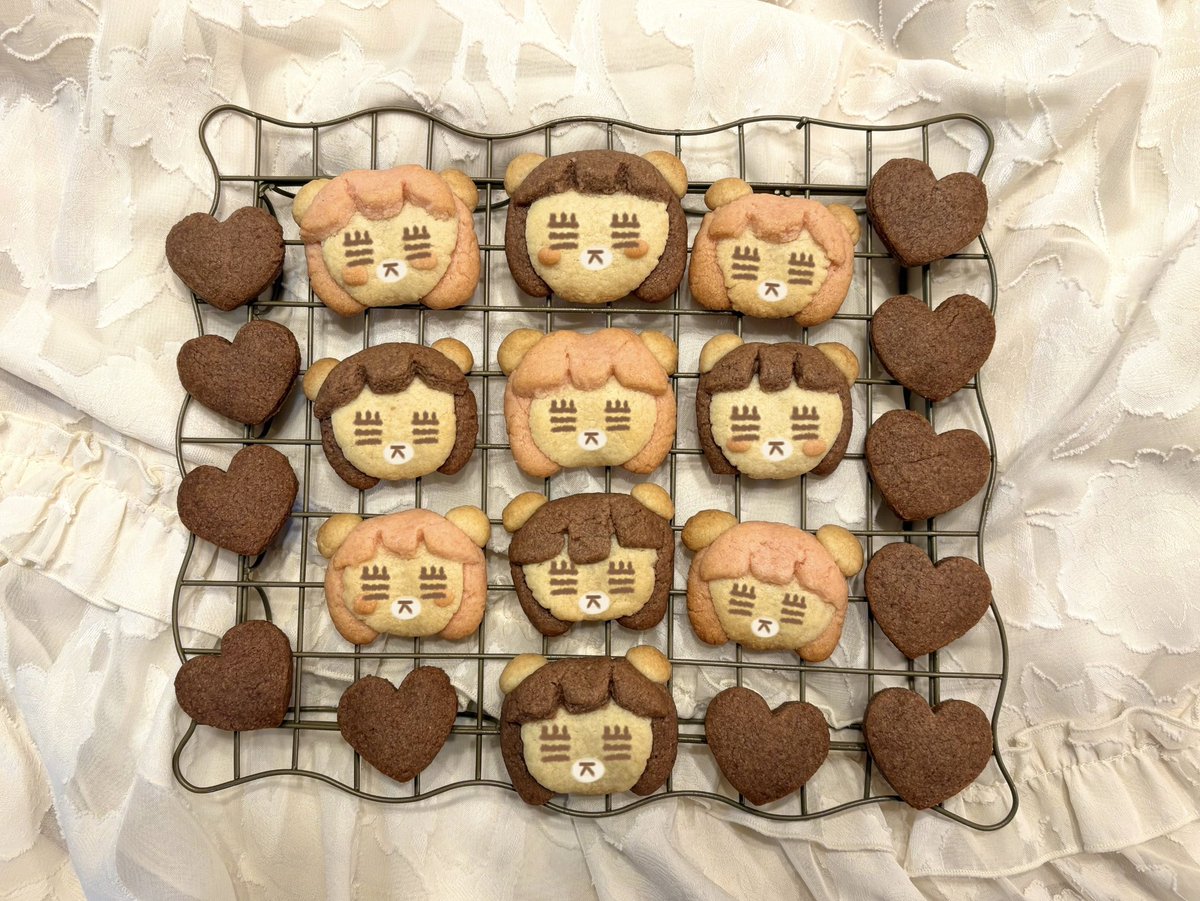 ny_0r's tweet photo. れ子ちゃんクッキー作った🧑🏻‍🍳🥣♡(ﾑｽﾞｶｼｶｯﾀ)
お顔はチョコペンで上手く描ける自信なくて、
あとからアプリで落書きした(笑)🧸.𖧷 ꕀ

#コレサワ #れ子ちゃんクッキー https://t.co/9xSsYp1WH9