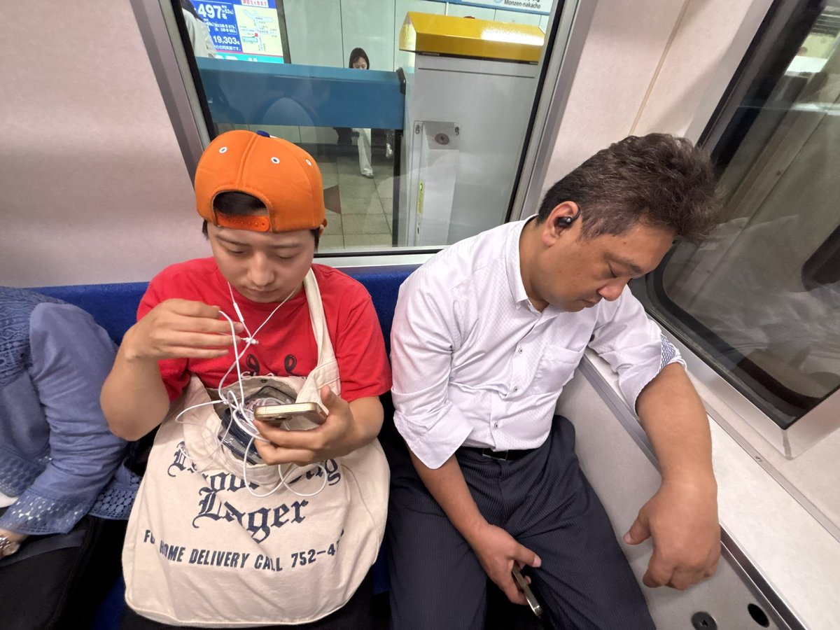 ☕️🥯😗→🧹 tweet media