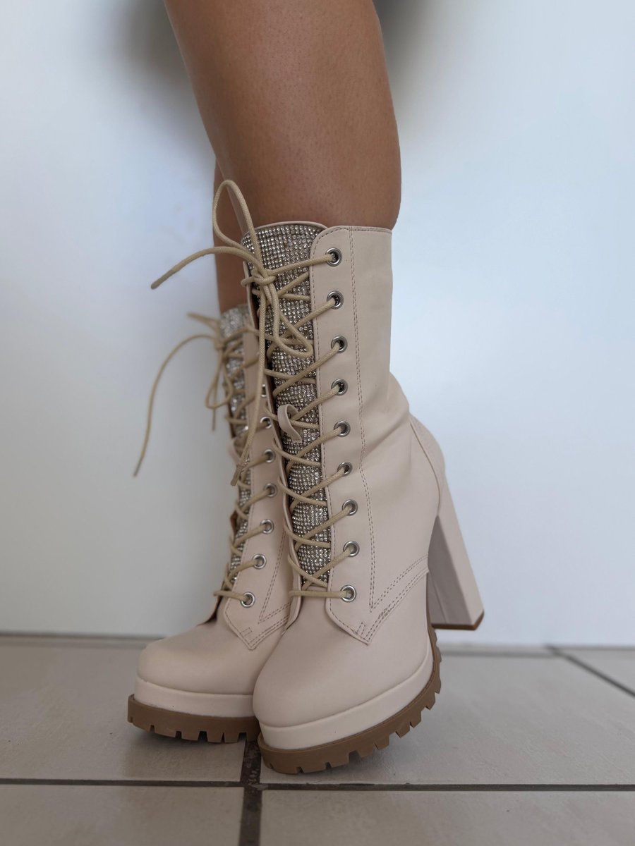 𝐕𝐢𝐜𝐭𝐨𝐫𝐢𝐚♛ Feet tweet media