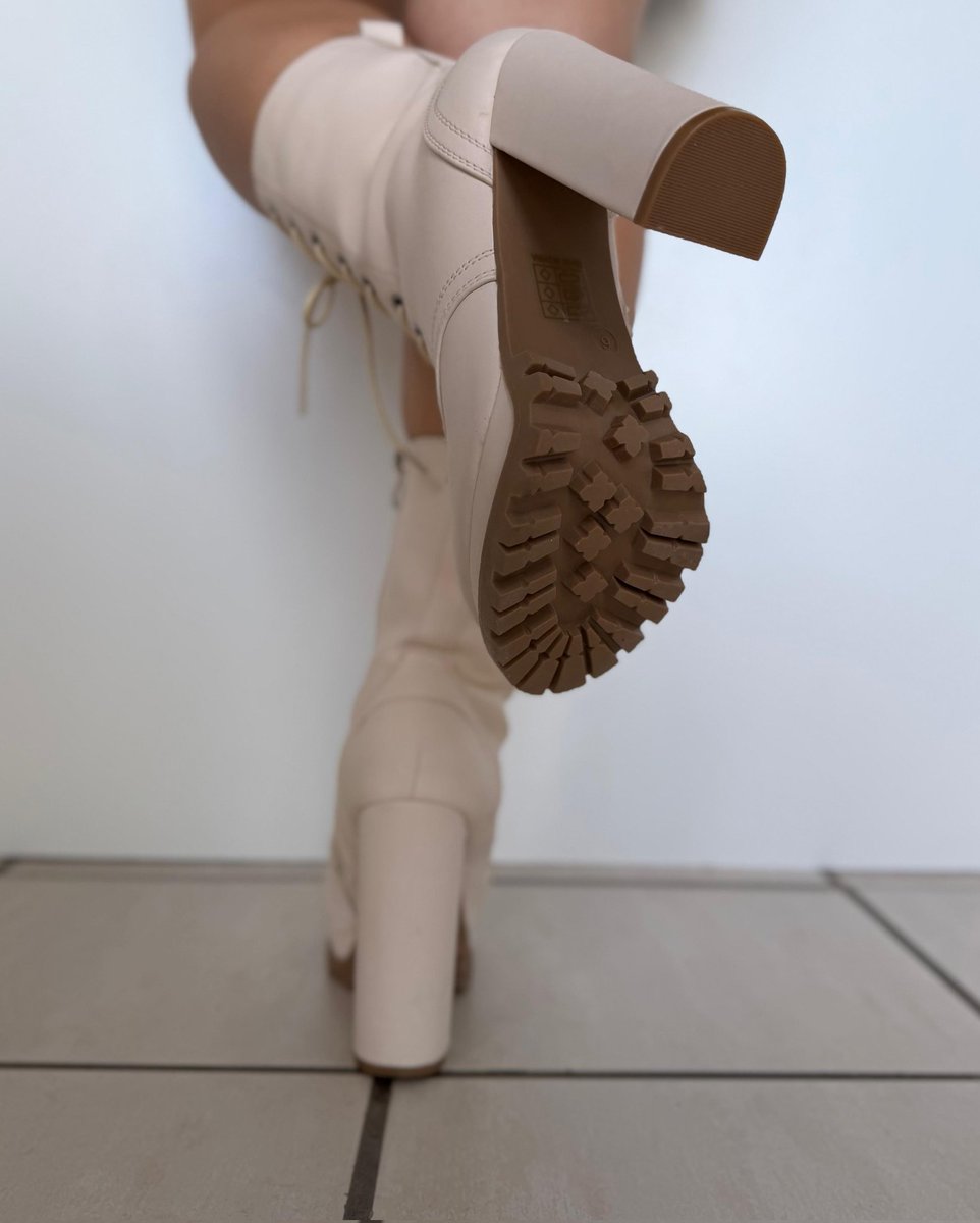 𝐕𝐢𝐜𝐭𝐨𝐫𝐢𝐚♛ Feet tweet media