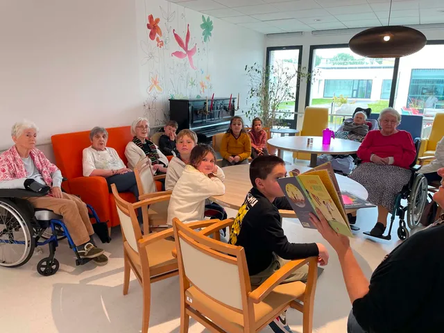 PrixChronos's tweet photo. 📚🗳️ Dans le Finistère, tout un village mobilisé pour le Prix Chronos : école, EHPAD, bibliothèque et mairie réunis pour que enfants et seniors lisent et votent ensemble. 
Une belle initiative intergénérationnelle !  #PrixChronos #Intergénérationnel https://t.co/cxHPrSwOLy