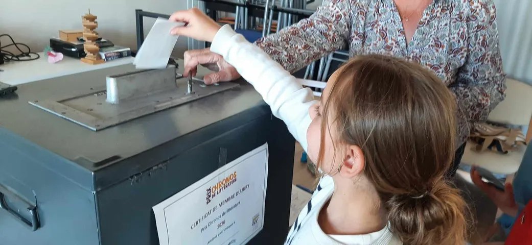 PrixChronos's tweet photo. 📚🗳️ Dans le Finistère, tout un village mobilisé pour le Prix Chronos : école, EHPAD, bibliothèque et mairie réunis pour que enfants et seniors lisent et votent ensemble. 
Une belle initiative intergénérationnelle !  #PrixChronos #Intergénérationnel https://t.co/cxHPrSwOLy