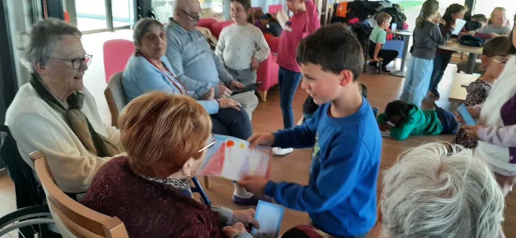 PrixChronos's tweet photo. 📚🗳️ Dans le Finistère, tout un village mobilisé pour le Prix Chronos : école, EHPAD, bibliothèque et mairie réunis pour que enfants et seniors lisent et votent ensemble. 
Une belle initiative intergénérationnelle !  #PrixChronos #Intergénérationnel https://t.co/cxHPrSwOLy