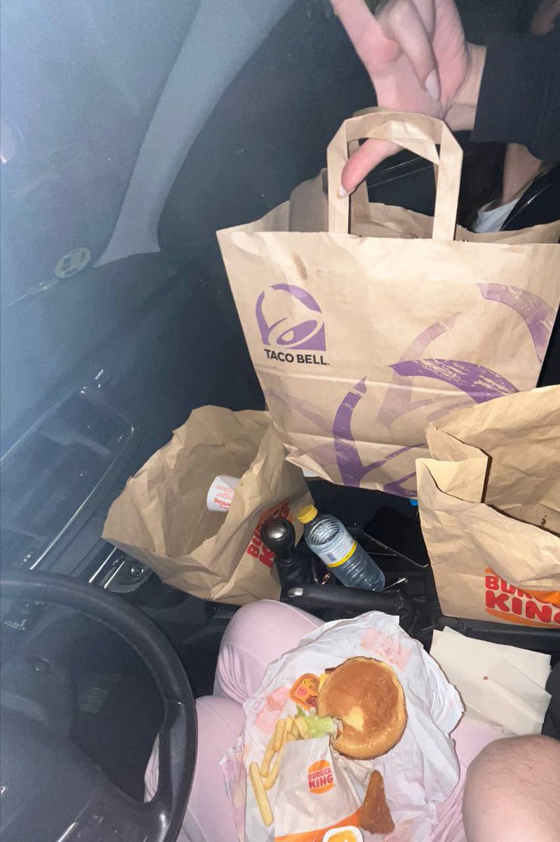 C8nux's tweet photo. La cena de ayer de dos diosas sigue sin estar pagada , a que estás esperando? 🦮.  #findom #goddes #submissived  #fendom #paypig https://t.co/HUTtV4tm9S