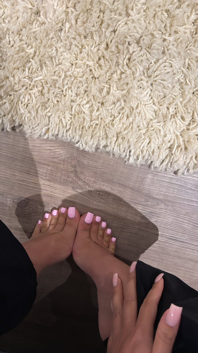 Melinakhll's tweet photo. jolie ongles roses, qui voudrait voir plus ? 👠🐕🔞💋
#soumis #domina #maitresse #pied #fetichiste https://t.co/PyqpAXqDLU