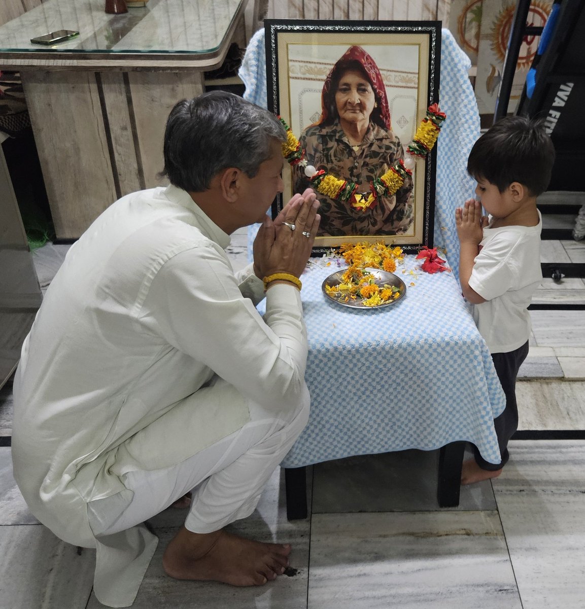 DHIRUBARWALA's tweet photo. माँ केवल एक रिश्ता नहीं, बल्कि जीवन की सबसे बड़ी ताकत और संस्कारों की पहली पाठशाला होती है।
आज पूज्य माता जी की पुण्यतिथि पर उन्हें भावपूर्ण नमन।
उनकी दी हुई सीख, स्नेह और आशीर्वाद हर पल हमारे साथ हैं।
ईश्वर से प्रार्थना है कि पुण्य आत्मा को अपने श्रीचरणों में स्थान दें। 🙏🌺 https://t.co/mhpvGPkdQG