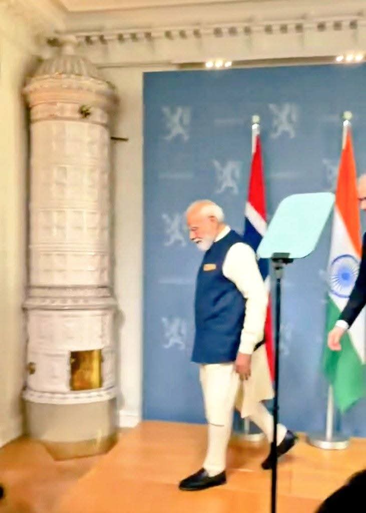 AmbedkariteLM's tweet photo. When Norwegian journalist Helly Lyng asked a question to PM Modi, the reaction of the Indian female security officer was worth watching. 

Helly told her, “Don’t get angry, this is Norway, where we are ranked No. 1 in the World Press Freedom Index.”

India stands at 157th position. Journalists here are afraid to ask questions, the media questions the opposition instead of those in power, and the PM does not hold press conferences after foreign visits. 

Helly Lyng delivered a resounding slap to the Manuvadi Indian media.