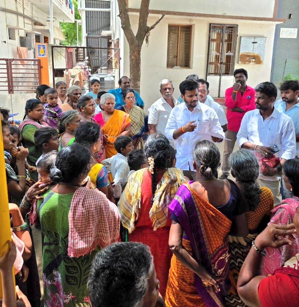 selvamVNR's tweet photo. இன்று விருதுநகர் ரோசல்பட்டி பஞ்சாயத்து முத்தால்நகர் பகுதி பொதுமக்களை நேரில் சந்தித்து, நடைபெற்று முடிந்த சட்டமன்றத் தேர்தலில் எனக்கு அளித்த பேராதரவும் வாக்குகளுக்கும் மனமார்ந்த நன்றியை தெரிவித்துக் கொண்டேன்.🙏🏻

அப்பகுதி மக்களின் குறைகள், ��ன்றாட தேவைகள் மற்றும் கோரிக்கைகளை கேட்டறிந்தேன். மக்களின் நலனே என் முதல் பணி என்பதால், அனைத்து கோரிக்கைகளுக்கும் விரைவாகத் தீர்வு காண நடவடிக்கை எ��ுக்கப்படும் என்பதை உறுதியளிக்கிறேன்.

என்றும் தளபதியின் வழியில்,
Dr.S.P. செல்வம் MLA.,
சட்டமன்ற உறுப்பினர், விருதுநகர்
மாவட்ட கழக செயலாளர்,
விருதுநகர் கிழக்கு மாவட்டம்.

#தமிழகவெற்றிக்கழகம்‌ 
#CMJosephVijay‌ #VNRForTVK