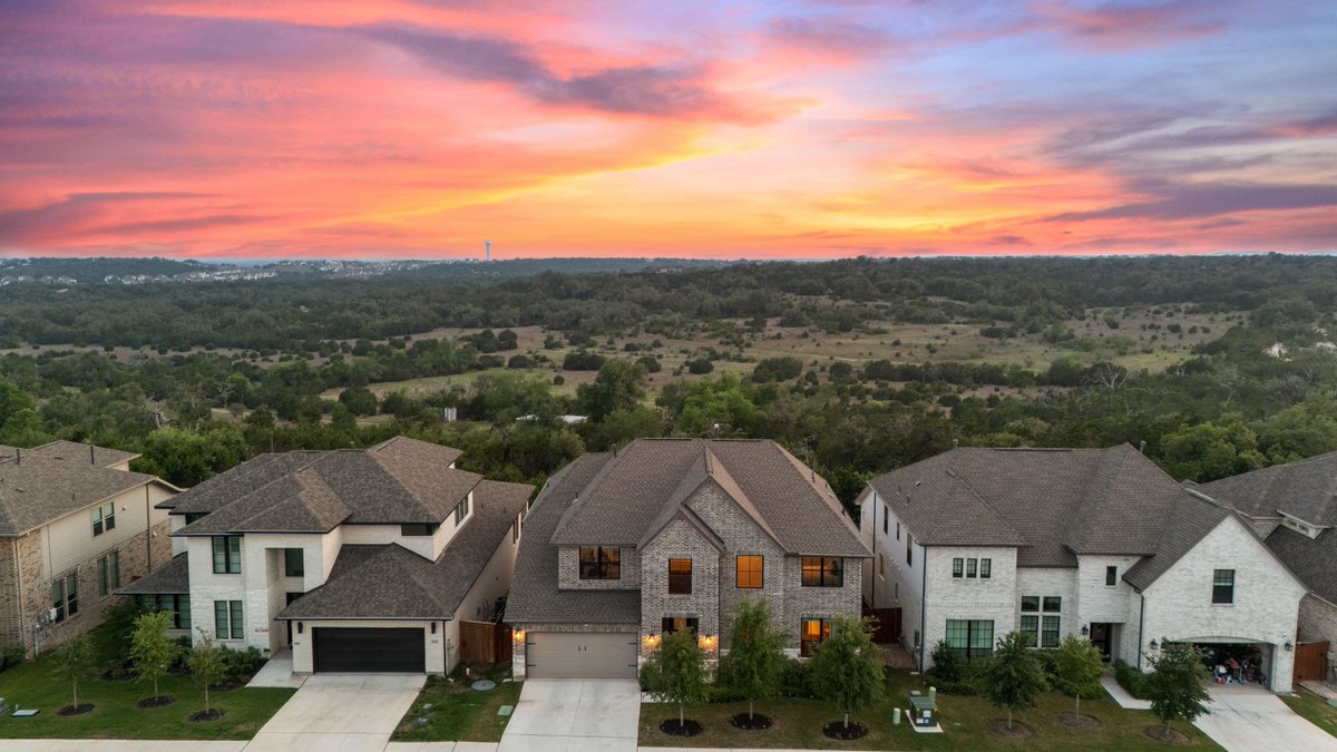 amberharthomes's tweet photo. $975,000 - https://t.co/4ayQtlfASF : Austin, TX - 3,977+/-sq.ft., built 2023, 5 bed, 4.5 bath, 4 live, 2 dine, 3 car garage, study, game room, home theater, fireplace, covered patio, sweeping canyon views, resort style amenities. #amberharthomes #kw #kellerwilliams https://t.co/vvXgC7SjUg