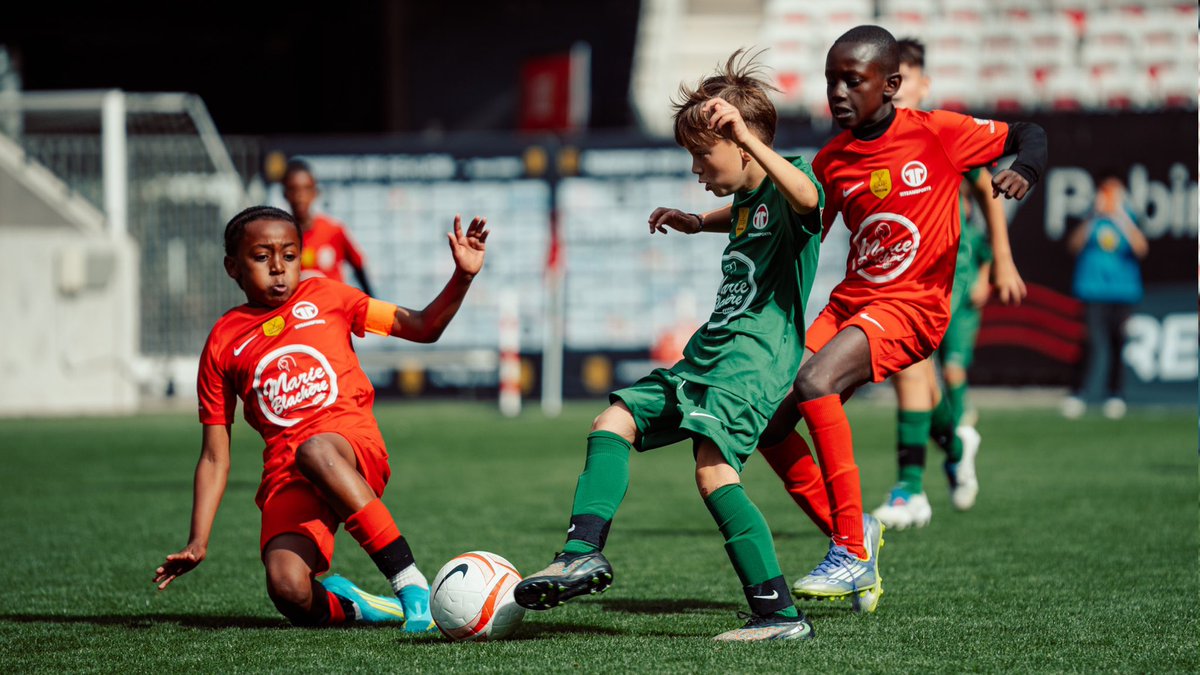 ChampionsCupFR's tweet photo. 𝐏𝐑𝐄𝐌𝐈𝐄̀𝐑𝐄 𝐉𝐎𝐔𝐑𝐍𝐄́𝐄 𝐃𝐄𝐒 𝐆𝐑𝐀𝐍𝐃𝐄𝐒 𝐅𝐈𝐍𝐀𝐋𝐄𝐒 - 𝐍𝐈𝐂𝐄 𝐏𝐀𝐑𝐓𝐈𝐄 𝐈 ⚽️

Ce matin, les U9 masculins ont ouvert le bal avec une seule idée en tête : GAGNER 👀

🏆 Félicitations au BUREL FC, vainqueur de cette catégorie U9.

https://t.co/Bk2DHJ9VyH https://t.co/WLP07u4ipS
