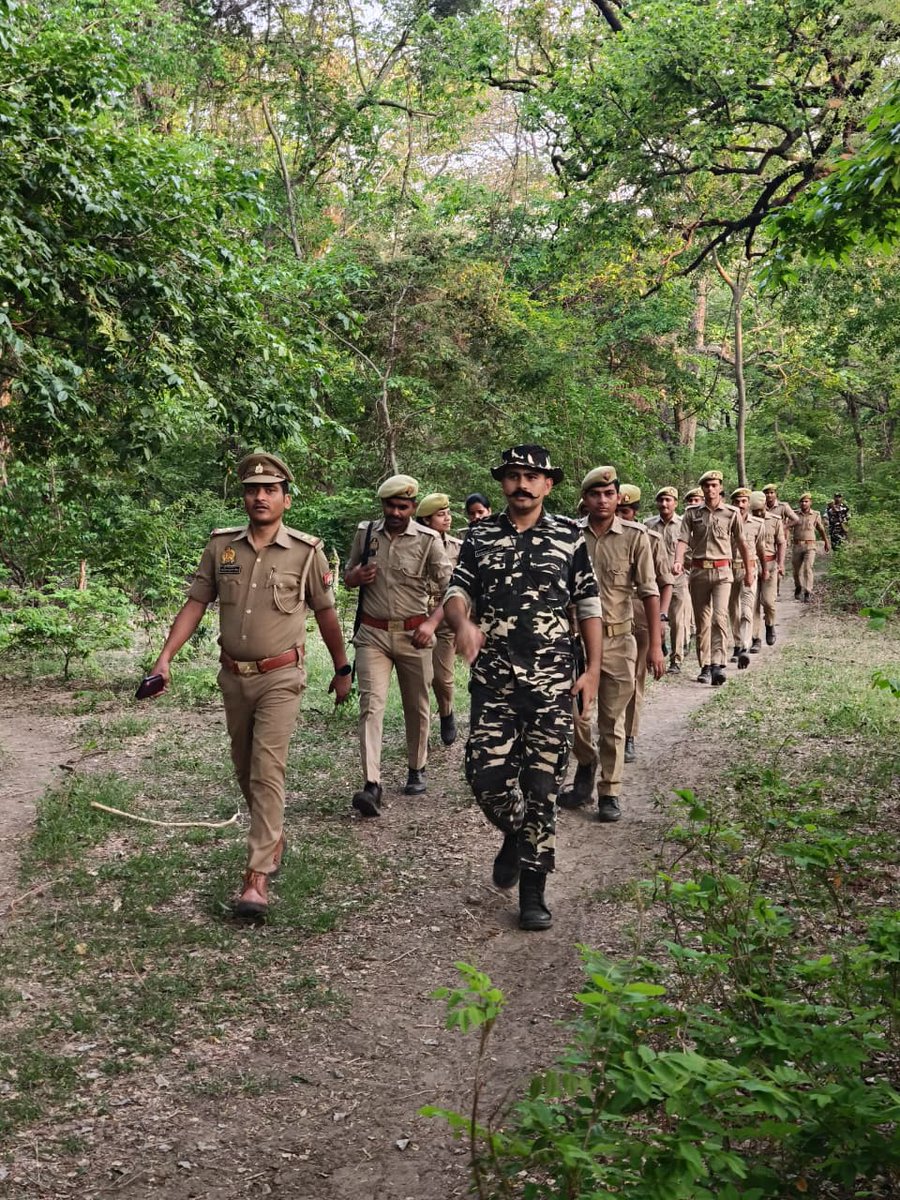 9BnSSB_INDIA's tweet photo. सीमावर्ती क्षेत्र में स्थानीय पुलिस एवं SSB, 09वीं वाहिनी द्वारा संयुक्त गश्त कर सुरक्षा व्यवस्था सुदृढ़ किया जा रहा है।
#SSB_INDIA
#SSBFTRLUCKNOW
#SSBSHQGKP
#JointPatrolling #BorderSecurity #LocalPolice #AlertAndSecure #NationFirst #सीमासुरक्षा https://t.co/t2qijWTxKo