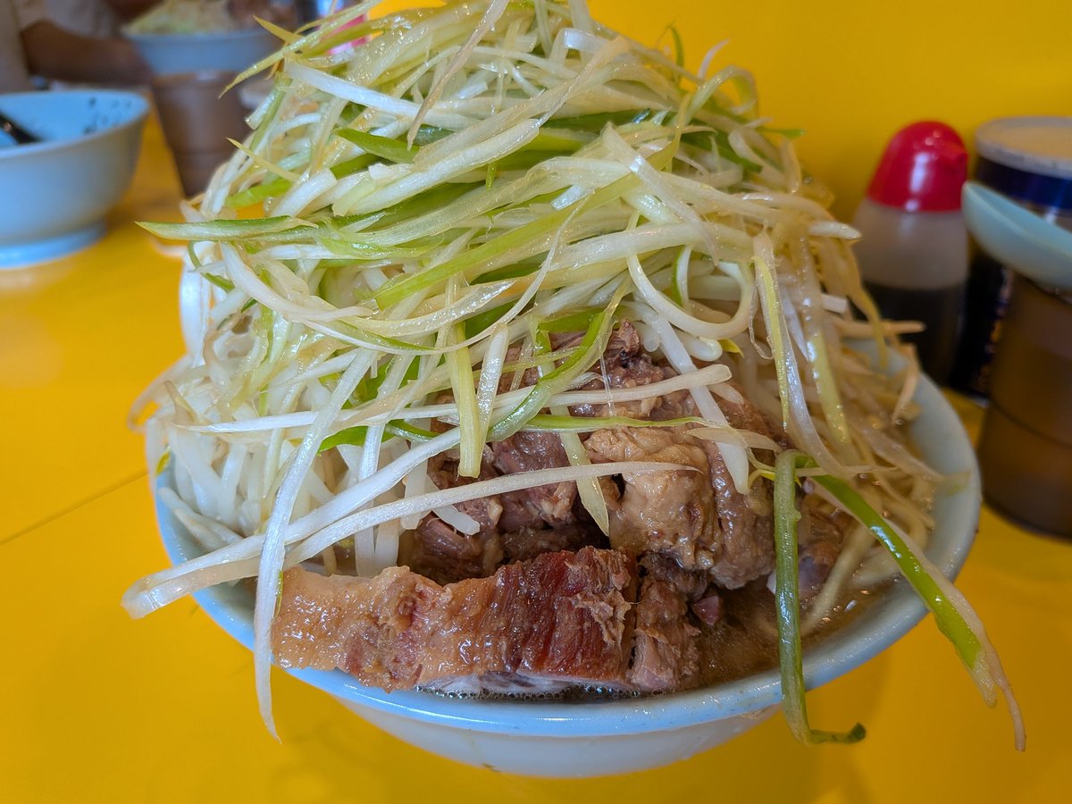 negui110's tweet photo. ラーメン二郎 野猿街道店2
小ラーメン+野菜+ネギ
濃い目の濃厚スープに芯の残ったアルデンテ麺、豪快豚が美味い！
出入口ドアが隙間風無く、ゆっくり閉まるように改修されたのかな？
ご馳走さまでした！ https://t.co/xD5JfuzW42