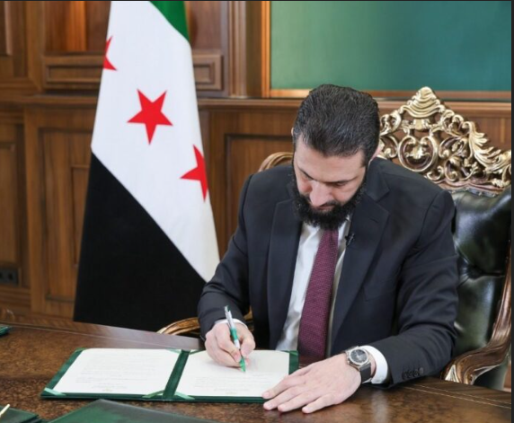 SyriaReport's tweet photo. Ahmed al-Sharaa just signed Decree 109, Syria’s new Customs Law.

Article 112 explicitly bans:
-Israeli Imports violating the Arab Boycott of Israel
-Entry of Israeli citizens
The economic boycott of Israel remains fully in force after Assad.

Impact on Syria’s reconstruction? https://t.co/oafxZU6VJj
