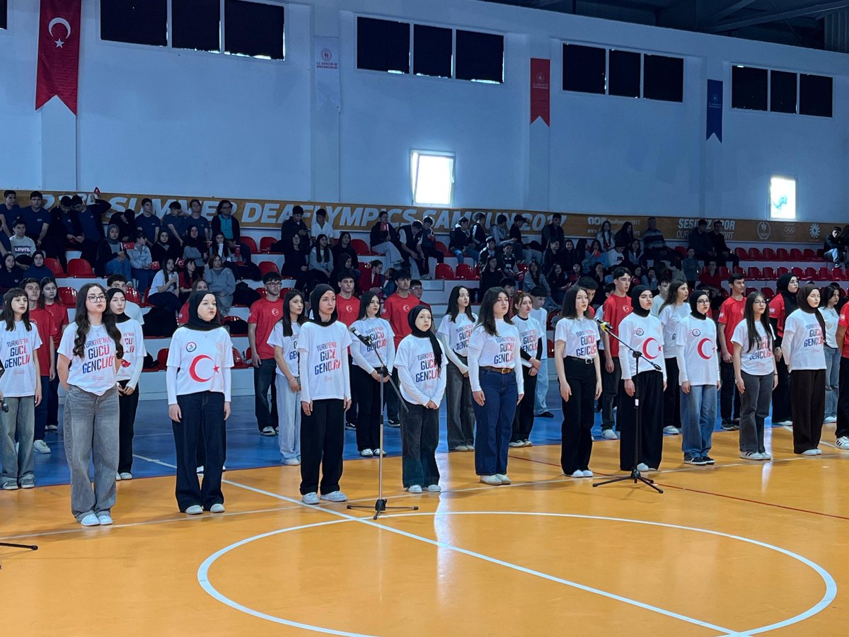 KavakKaymakaml's tweet photo. 🇹🇷 1️⃣9️⃣ Mayıs Atatürk’ü Anma, Gençlik ve Spor Bayramı🇹🇷

Mustafa Kemal Atatürk'ün Milli Mücadeleyi başlatmak üzere Samsun'a çıkışının 107. yıldönümü münasebetiyle, Kavak Kapalı Spor Salonunda düzenlenen “ 19 Mayıs Atatürk’ü Anma, Gençlik ve Spor Bayramı “ halkımızın katılımıyla coşkuyla kutlandı.

İstiklal Marşı ve Saygı duruşu ile başlayan tören, Kavak Gençlik ve Spor Müdürlüğü koordinesinde, ilçemiz okulları ve spor merkezlerinden öğretmen, öğrenci ve sporcularımızın yanı sıra, İlkadım Halk Oyunları Spor Kulübü folklor ekibinin hazırlamış olduğu çeşitli gösteriler ile kutlandı.
Tören ilçemiz liseleri arasında düzenlenen resim ve kompozisyon yarışmalarında dereceye giren öğrencilerimize hediyelerinin takdim edilmesinin ardından sona erdi. 

Program; Kaymakamımız Sn. Taha GENÇ’in yanı sıra, Belediye Başkanı Sn. Şerif ÜN, Cumhuriyet Savcısı Sn. Sedat HELİMOĞLU, protokol üyeleri ve vatandaşlarımızın katılımıyla gerçekleşti. 

@TCSamsunValilik