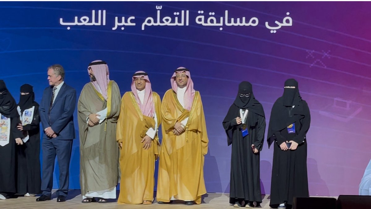 rakhatoday's tweet photo. في يوم الخميس الموافق ٢٧ /١١ /١٤٤٧ تم تكريم فريق المدينة المنورة وفيه ابنتي الطالبة رنيم وحصولهم على ميدالية ذهبية من شركة سافي وايضا تكريم من وزارة التعليم برعاية  وزير التعليم وسمو الامير فيصل بن بندر ال سعود حفظهم الله https://t.co/HaSmIVdtoN