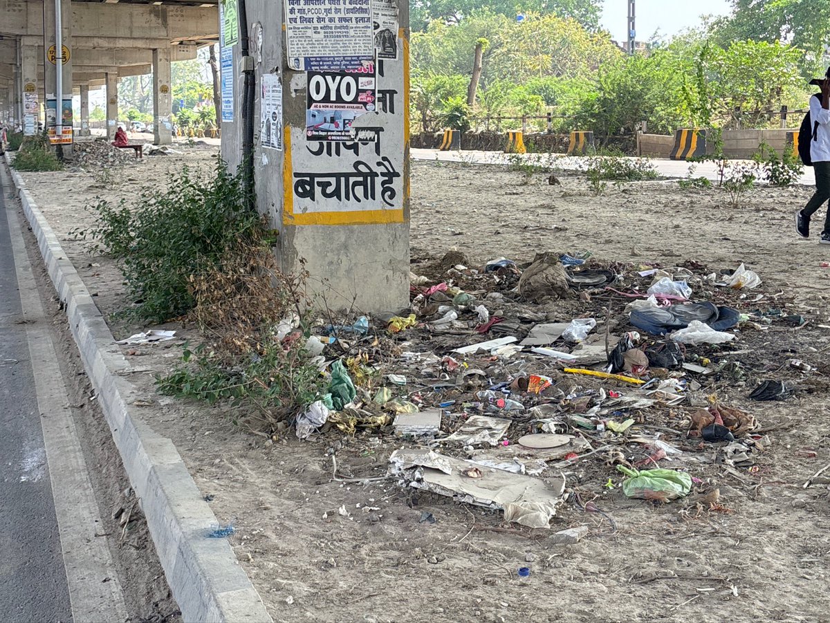 HarshDwivedi999's tweet photo. #kanpur #मंधना #NH91 #ग्रीन_बेल्ट की बदहाली देखिए! रखरखाव के बजट का बंदरबांट हो रहा है और धरातल पर सिर्फ #गंदगी और खराब #स्ट्रीट_लाइटें हैं।ओवर ब्रिज़ के निचे लग रही अवैध दुकाने जनता परेशान है।कब होंगी #कार्यवाही @myogiadityanath @NHAI_Official @nitin_gadkari @DMKanpur @UPGovt https://t.co/lGPBY0H3pX