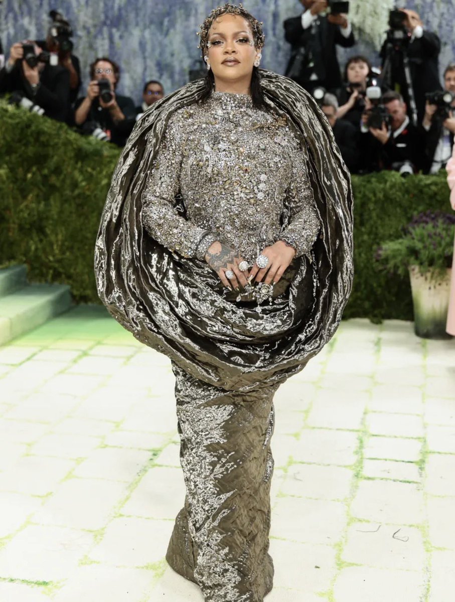 OpinionXplosiva's tweet photo. 👗 Moda 2026 explota: Del Met Gala con looks escultóricos y ‘Fashion Is Art’ al maximalismo total en pasarelas.
¿Esto empodera a las mujeres o solo vende inseguridades y exceso innecesario?
¿Cuál look te gusta más o te parece demasiado? 🔥👇”
#Moda2026 #MetGala #FashionIsArt #Tendencias #Polémica