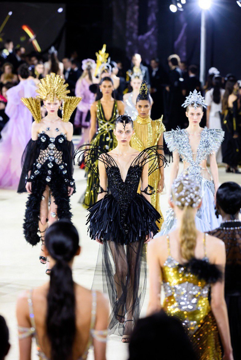 OpinionXplosiva's tweet photo. 👗 Moda 2026 explota: Del Met Gala con looks escultóricos y ‘Fashion Is Art’ al maximalismo total en pasarelas.
¿Esto empodera a las mujeres o solo vende inseguridades y exceso innecesario?
¿Cuál look te gusta más o te parece demasiado? 🔥👇”
#Moda2026 #MetGala #FashionIsArt #Tendencias #Polémica