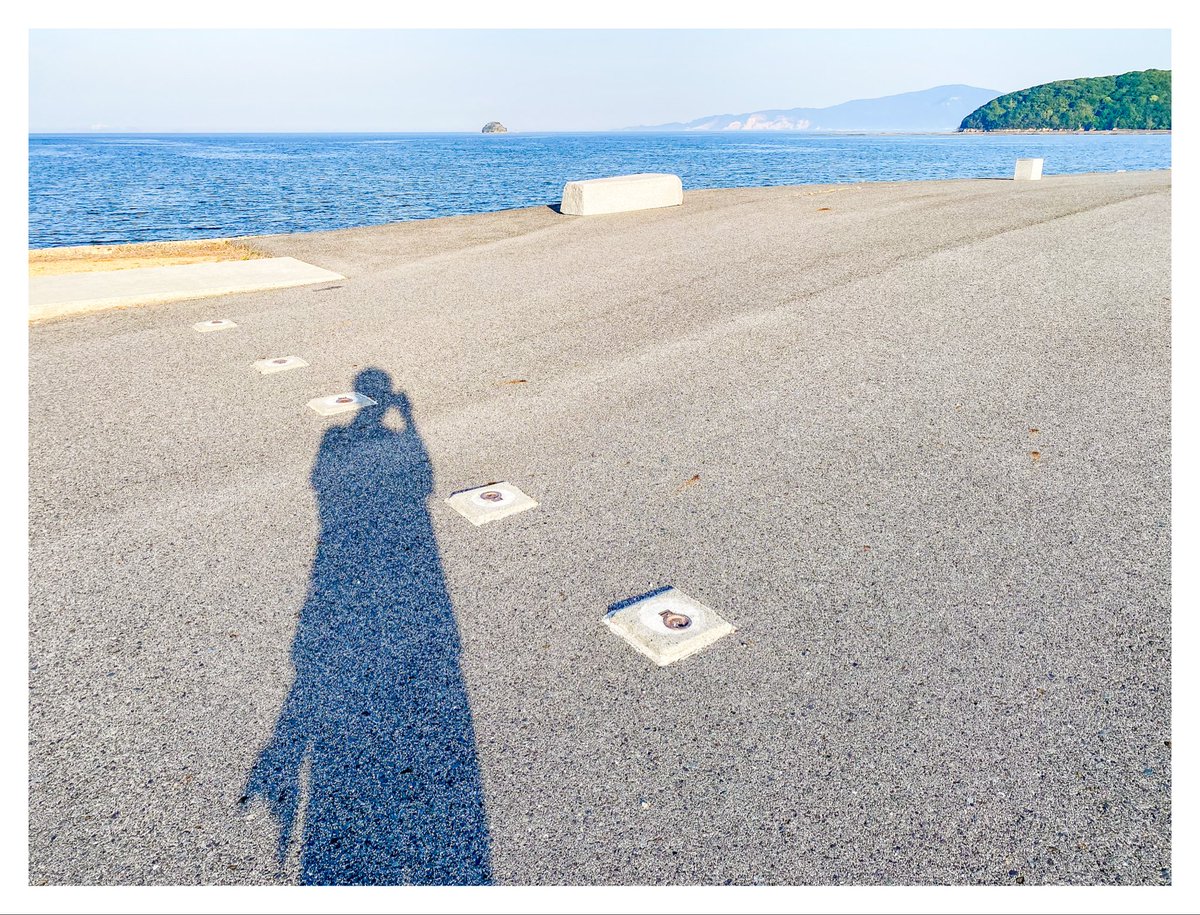 924Kayama's tweet photo. なんだこの暑さは‼️

まだ5月だと言うのに🤬
真夏が思いやられる😱
年々暑さがこたえるなぁ

先日あまりにも天気が良いので
海が見える場所へちょいと
ドライブ￼🚙

写真を撮ったり、ぼーっとして
過ごす😊

たまには海もええな😄
 #ドライブ #海 #写真 https://t.co/3To8iQu70D