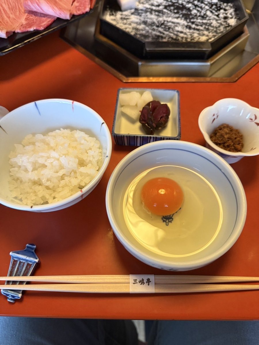 24jyuri24's tweet photo. 京都　三嶋亭
楽しみでハードル上がってるのに、毎回その期待値を超えてくるし、野菜も香の物も卵も全部美味しい。
4人でご飯12杯食べてしまった。
一階で買えるコロッケもミンチも美味しい。

お客さん多いと、接客、味が落ちるお店が多い中、毎度最高！ってなる唯一のお店。 https://t.co/COLLuQ8JKl