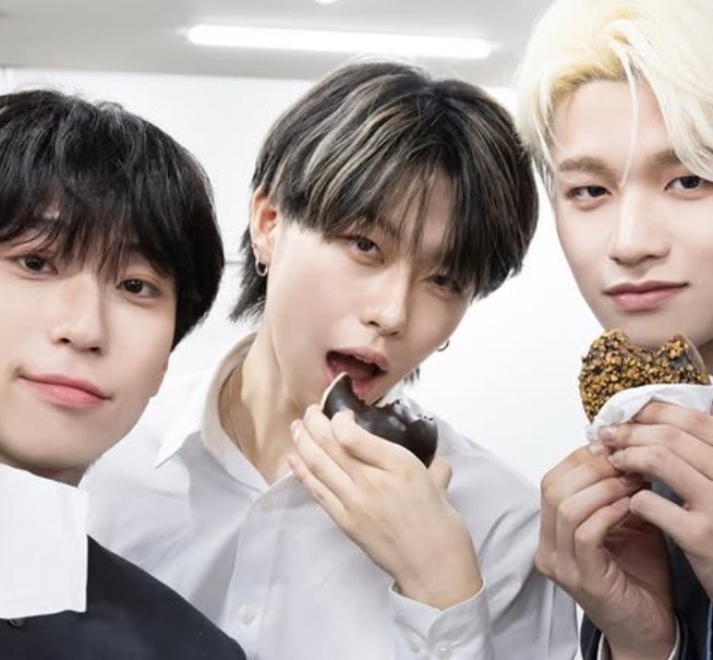 ℳ🍰 tweet media