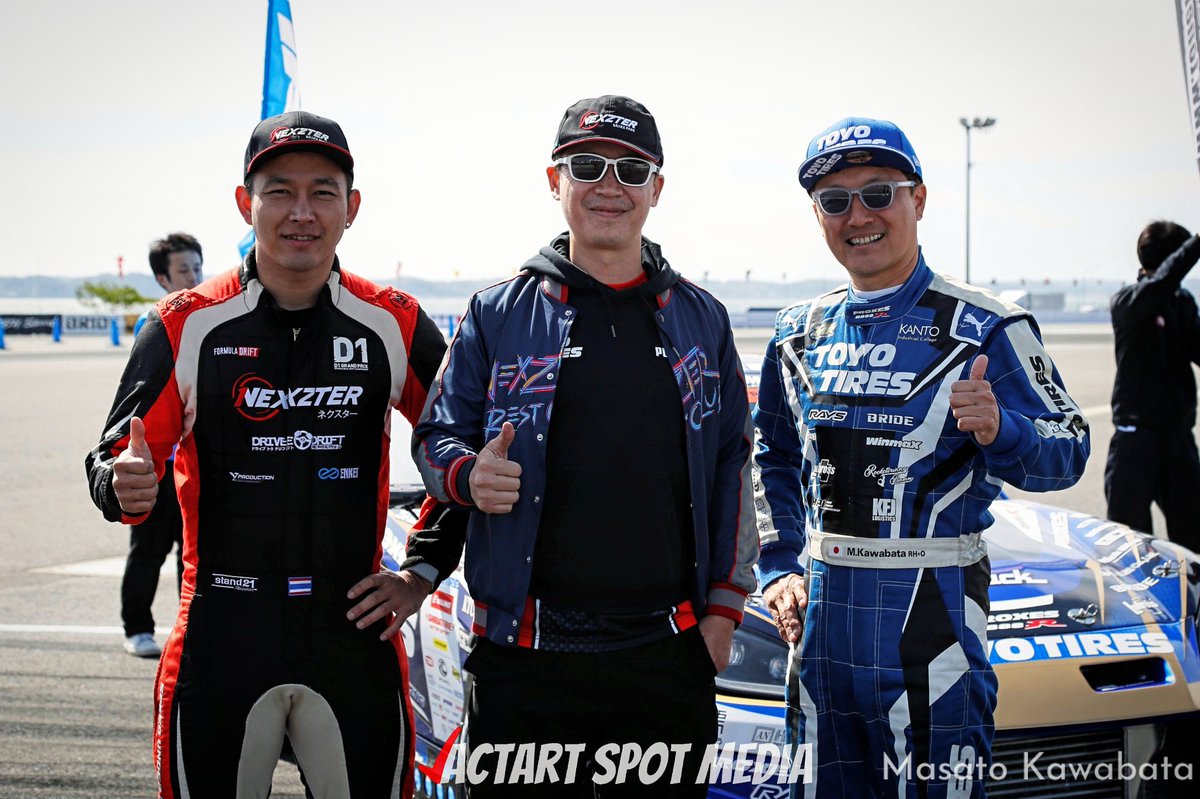 actartspotmedia's tweet photo. 世界トップレベルのドリフトドライバーであり、Masato Kawabata🇯🇵選手は、日本屈指のドリフトチーム Team TOYOTIRES DRIFT のメインドライバーとして活躍。さらに、タイ国内でドリフトスクール Drive To Drift Academy の共同設立者としても知られています🇯🇵🇹🇭 / PR
https://t.co/tQme9LDB4b 🇹🇭🛰️ https://t.co/x7XFMM2USh