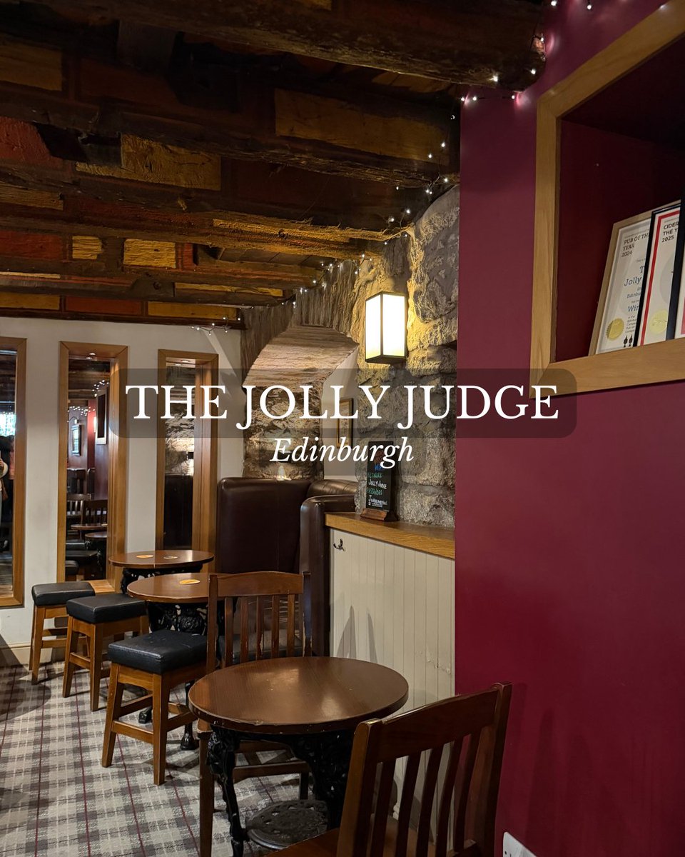 edinburgh's tweet photo. Tucked away down one of the Old Town’s closes, the Jolly Judge is a cosy, independent pub with plenty of character. Expect a warm fire, low-beamed ceilings, and a great selection of local beers, ciders, and whiskies. A relaxed spot for a quiet drink or a fun pub quiz night.🍻

📍 @Jolly_Judge