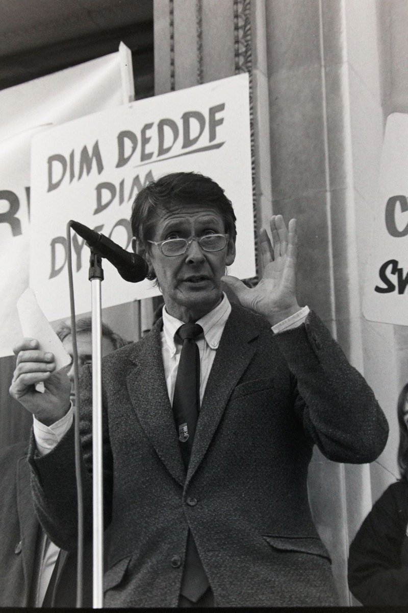 Ffototawe's tweet photo. Rhagor o'r archif/More from the vaults ...  Helen Prosser, Cynog Dafis, @Dafydd_Wigley   &amp; Richard Livsey. Siaradwyr Rali Hywel Teifi ar risiau'r hen Swydffa Gymreig 1990 (neu 1991?)   Sori, dim Rhun y tro 'ma 😀 https://t.co/4uhzb5ngXI