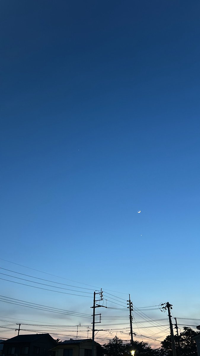 三日月と金星と木星が接近、と夕方のニュースで言ってたので夜買い物に