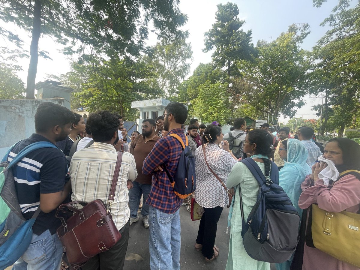 ShawPriyanka111's tweet photo. WEST BENGAL acting as a step mother to the Doctors of the country. "No Seats and no funds". Even after passing FMGE,we are fighting for our career. WB clearly violating NMC guidelines and the rights of the passed candidates to complete their internship in their own state. https://t.co/0jkT03VE0R