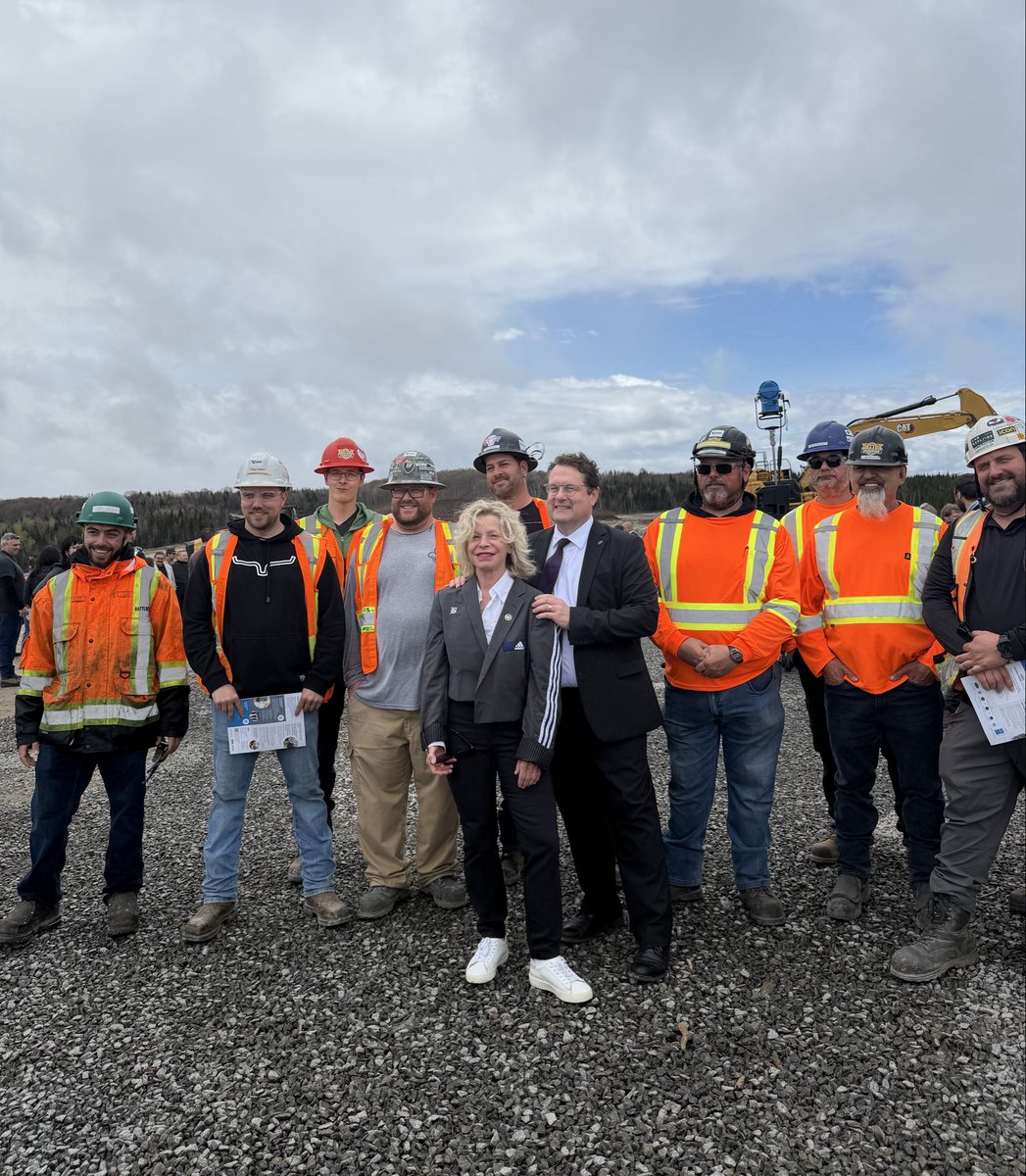 BDrainvilleQc's tweet photo. Minéraux critiques et stratégiques : 85 M$ dans Nouveau Monde Graphite pour le projet de la mine Matawinie. ⛏️🛘

Développé en partenariat avec la nation atikamekw, le projet contribuera à faire du Québec une véritable plaque tournante des minéraux critiques et stratégiques.

On crée des emplois de qualité, on renforce notre sécurité et notre autonomie économique et on positionne le Québec dans des secteurs stratégiques en forte croissance  : la défense, les technologies propre et les batteries. 

On choisit d’extraire et de transformer nos minéraux critiques et stratégiques ici, chez nous. 

On mise sur le Québec et nos régions. ⚜️

@MarkJCarney
@NYSE_NMG
@caroaubureau