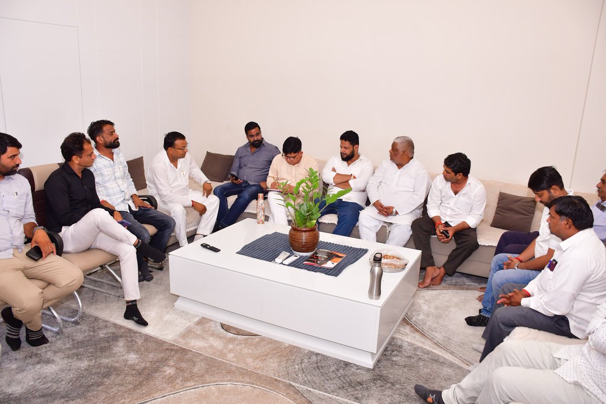 YuviVashistha's tweet photo. 📍 सीकर
राजस्थान कांग्रेस मुखिया श्री Govind Singh Dotasra जी के निर्देशानुसार 21 मई को जयपुर में होने वाले विशाल NEET पेपर लीक विरोध प्रदर्शन को लेकर सीकर विधानसभा की महत्वपूर्ण बैठक आयोजित हुई।
बैठक में शहर ब्लॉक अध्यक्ष श्री राजेश सैनी जी, ग्रामीण ब्लॉक अध्यक्ष श्री जगदीश जी, पार्षद सुरेश जी सहित मंडल अध्यक्ष उपस्थित रहे।
सभी वार्ड अध्यक्षों, पंचायत अध्यक्षों एवं कार्यकर्ताओं को अधिकतम संख्या में जयपुर पहुंचने के निर्देश दिए गए।
युवा हितों की लड़ाई में कांग्रेस पूरी मजबूती से मैदान में है। ✊
युवराज वशिष्ठ
प्रभारी, सीकर विधानसभा
राजस्थान प्रदेश कांग्रेस कमेटी