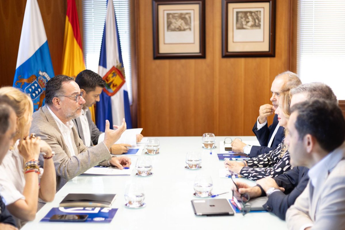 EducacionGobC's tweet photo. 🔵 Gobierno de Canarias y Cabildo de Tenerife analizan el avance de los espacios de sombra en centros educativos

✔️ El convenio, firmado en octubure de 2025, contempla una inversión de 2,2 millones de € para actuaciones en infraestructuras educativas

📎 https://t.co/2TvOOv8D3W https://t.co/chd7w06Vix
