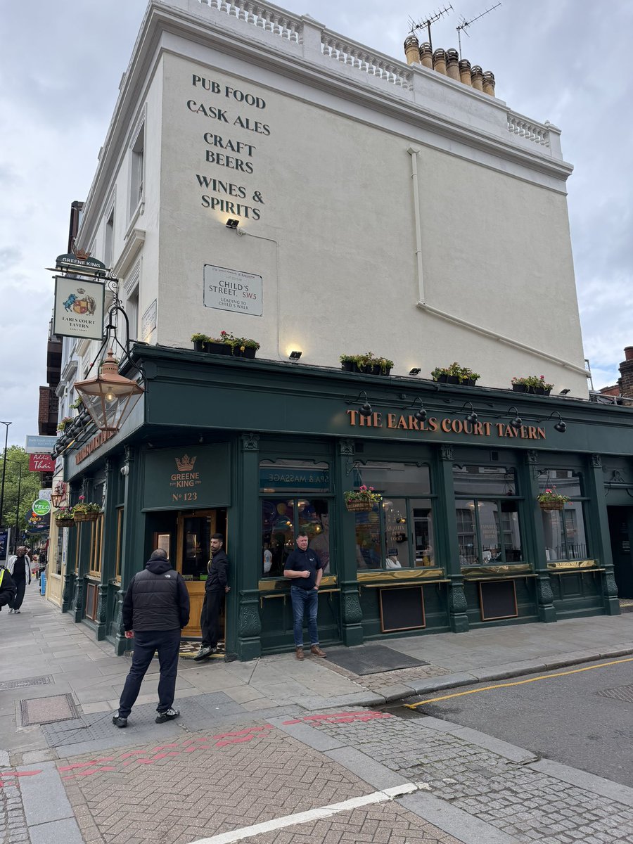 Svucka's tweet photo. Pre match beers 🍻🍻🍻 #COYS #CantSmileWithoutYou https://t.co/cyCVvpZhBx