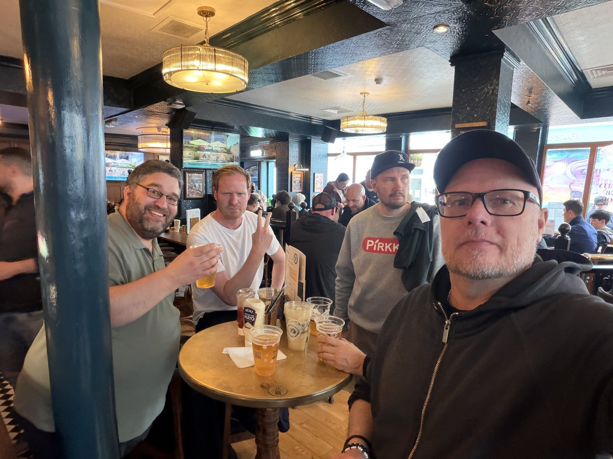 Svucka's tweet photo. Pre match beers 🍻🍻🍻 #COYS #CantSmileWithoutYou https://t.co/cyCVvpZhBx